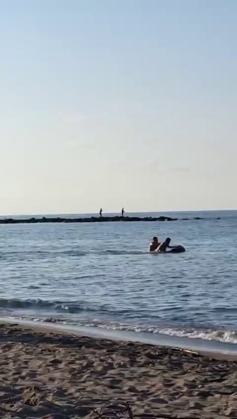 Çevreye rahatsızlık verdiği iddia edilen kişiye denizde meydan dayağı