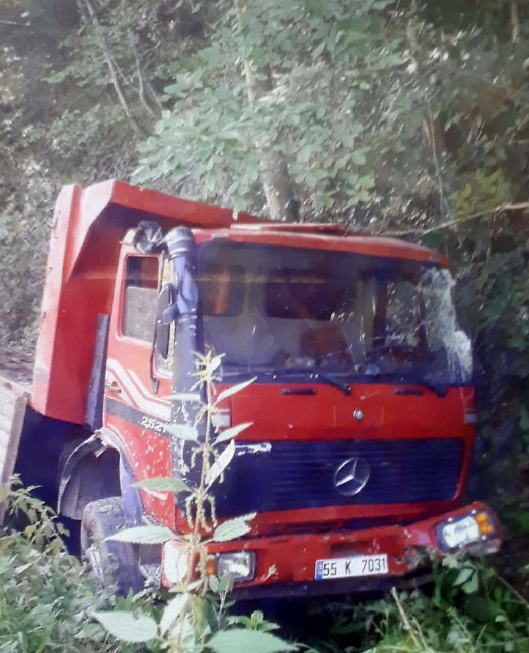 Yuvarlanan tomruk yüklü kamyondan atlayan sürücü hayatını kaybetti