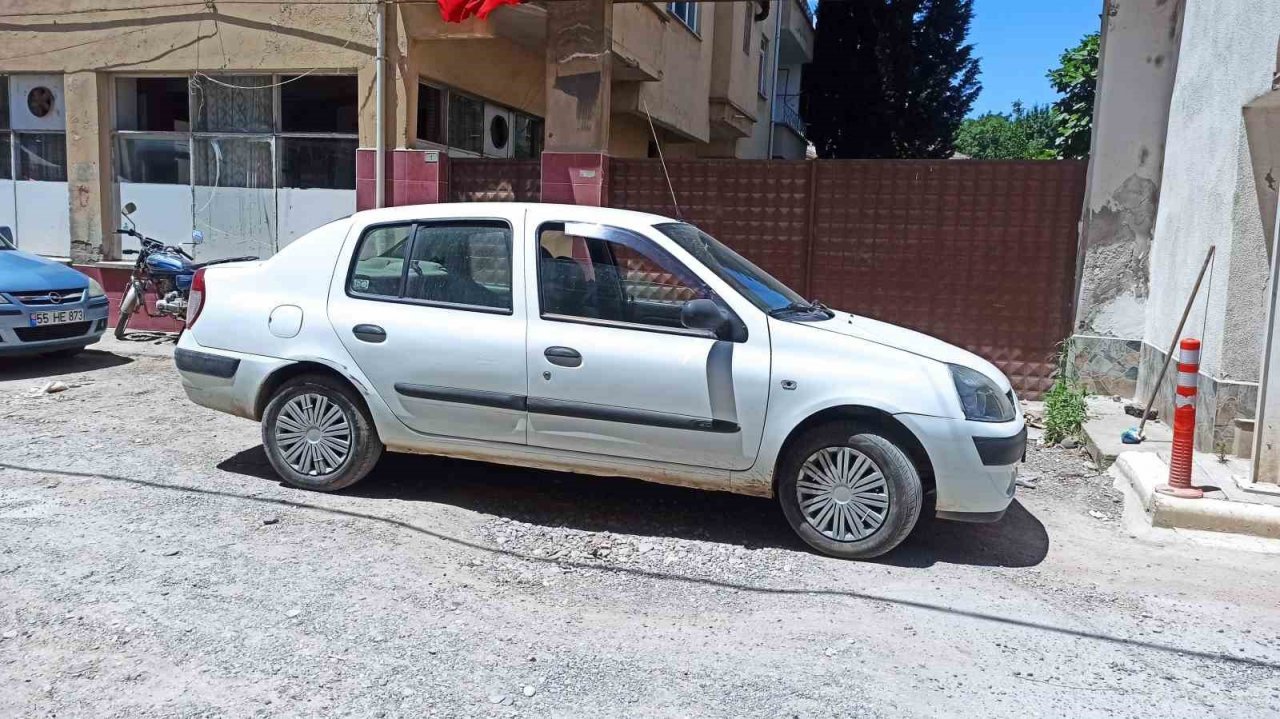 Park halindeki otomobilden hırsızlık