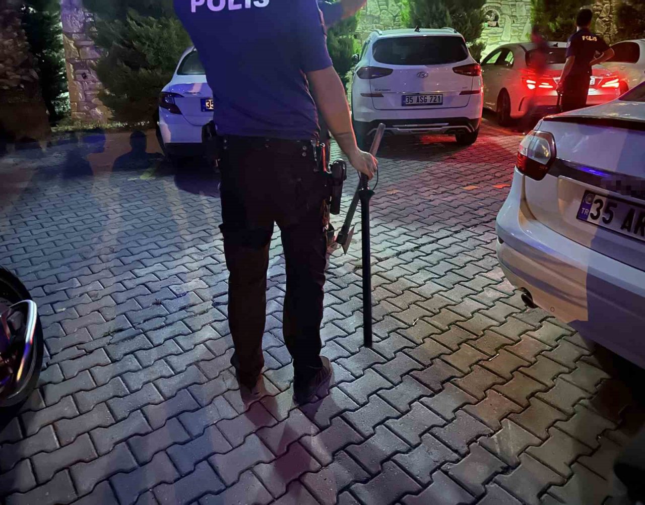 Otopark kavgasında komşusuna baltayla saldırdı