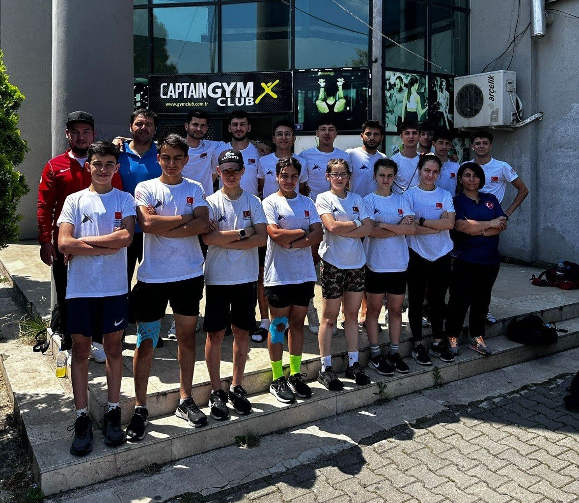 Short Track Milli Takımı depremzede çocukları unutmadı