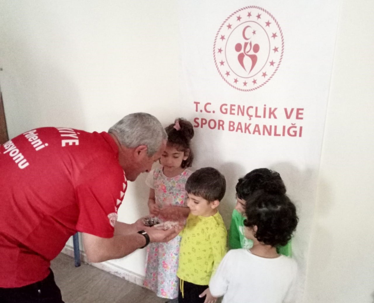 Short Track Milli Takımı depremzede çocukları unutmadı