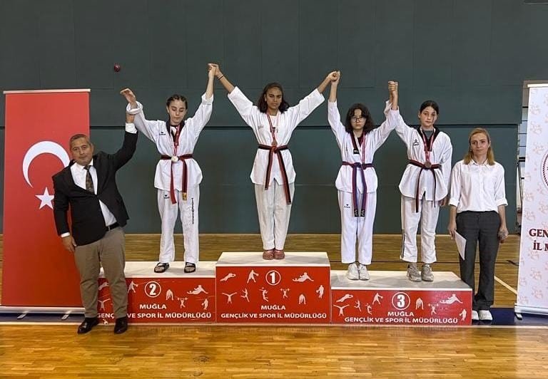 Taekwondocular şehitler için ter döktü