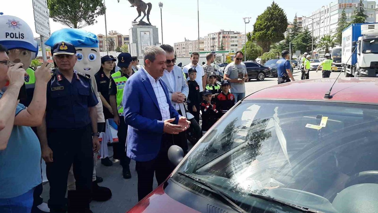 Edremit’te Vali Hasan Şıldak, sürücüleri uyardı, bayram hediyesi verdi