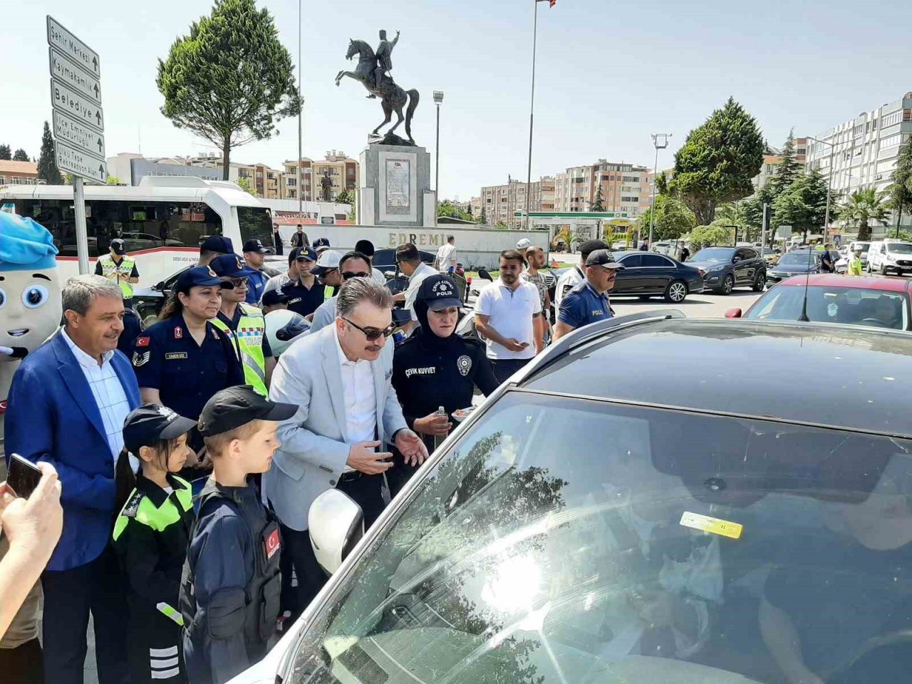 Edremit’te Vali Hasan Şıldak, sürücüleri uyardı, bayram hediyesi verdi