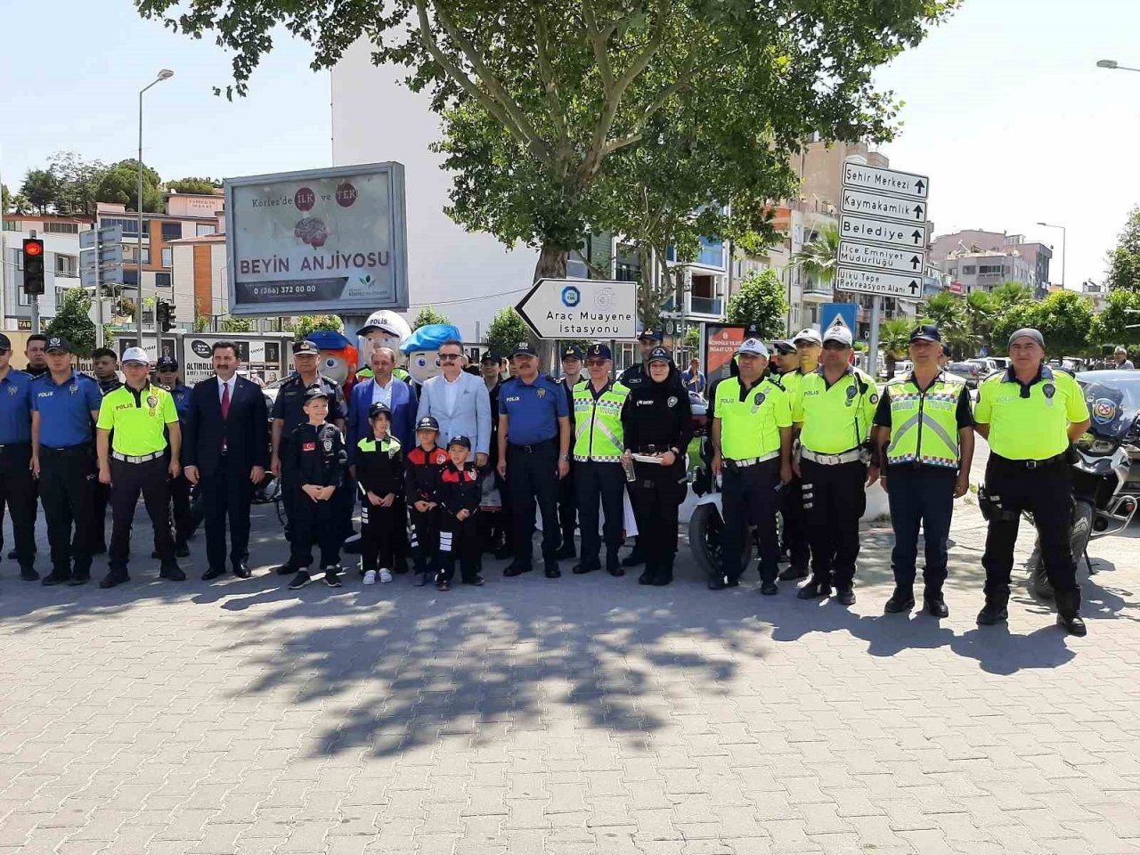 Edremit’te Vali Hasan Şıldak, sürücüleri uyardı, bayram hediyesi verdi
