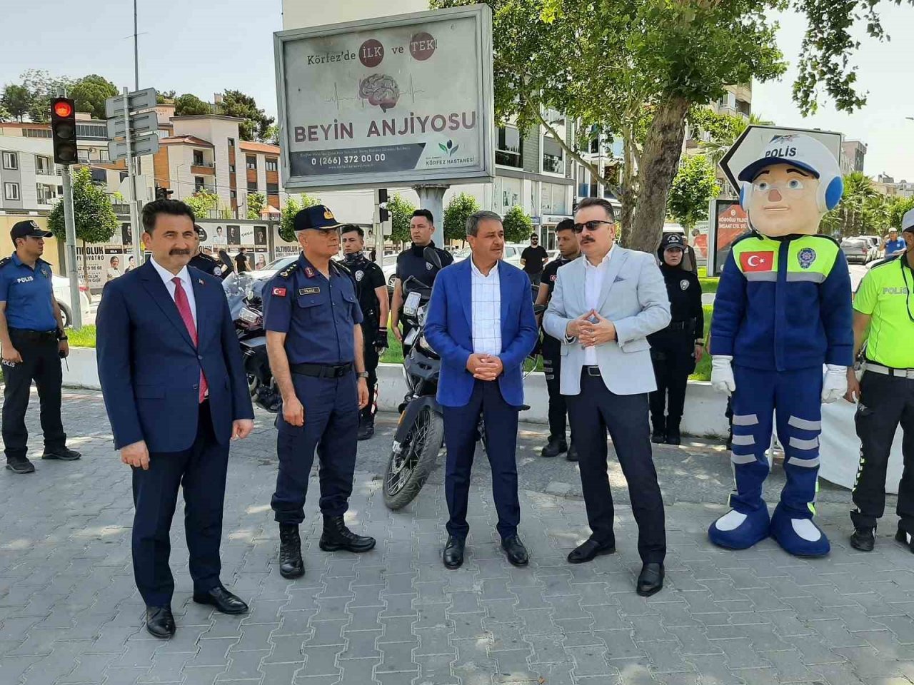 Edremit’te Vali Hasan Şıldak, sürücüleri uyardı, bayram hediyesi verdi