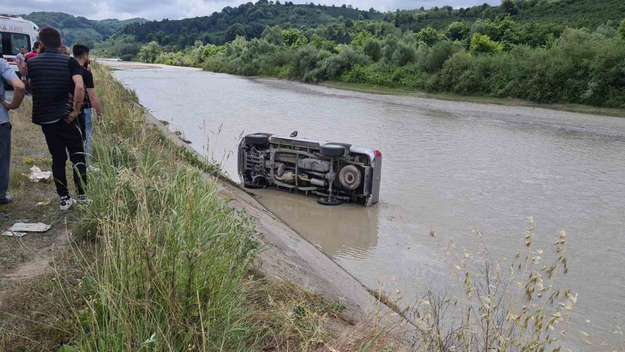 Direksiyon hakimiyeti kaybedilen araç çaya uçtu