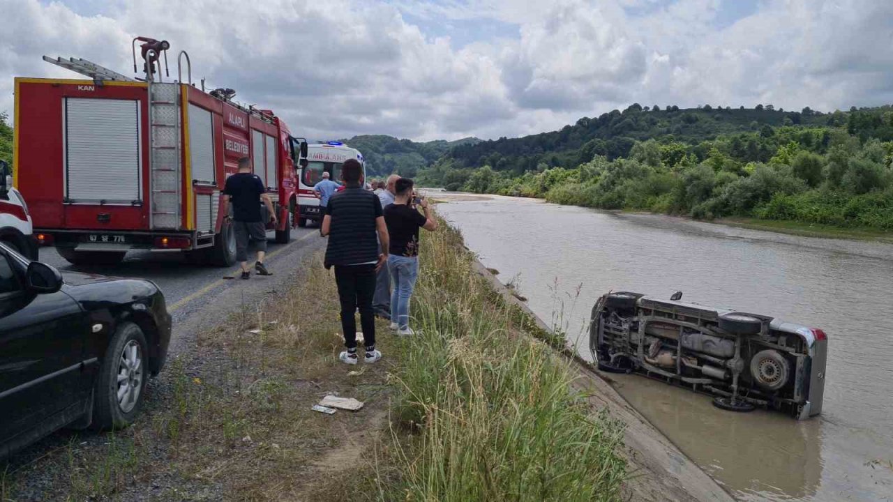 Direksiyon hakimiyeti kaybedilen araç çaya uçtu