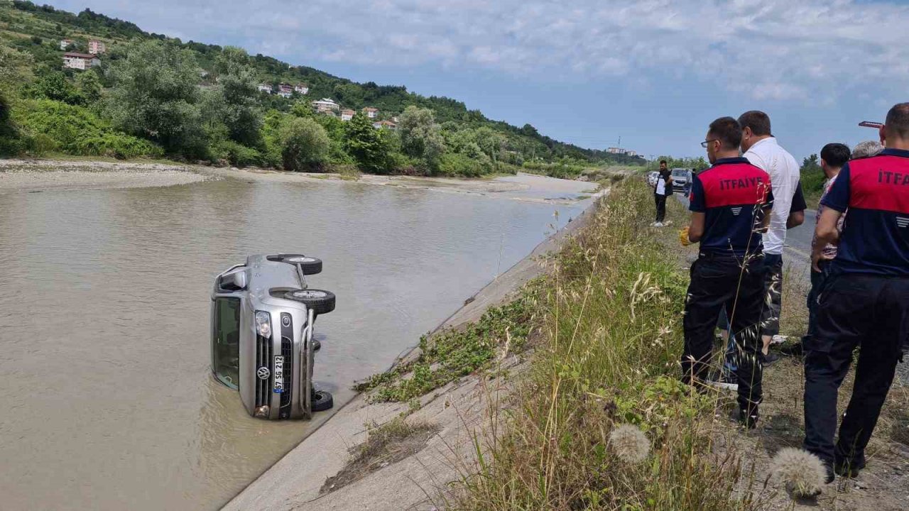 Direksiyon hakimiyeti kaybedilen araç çaya uçtu