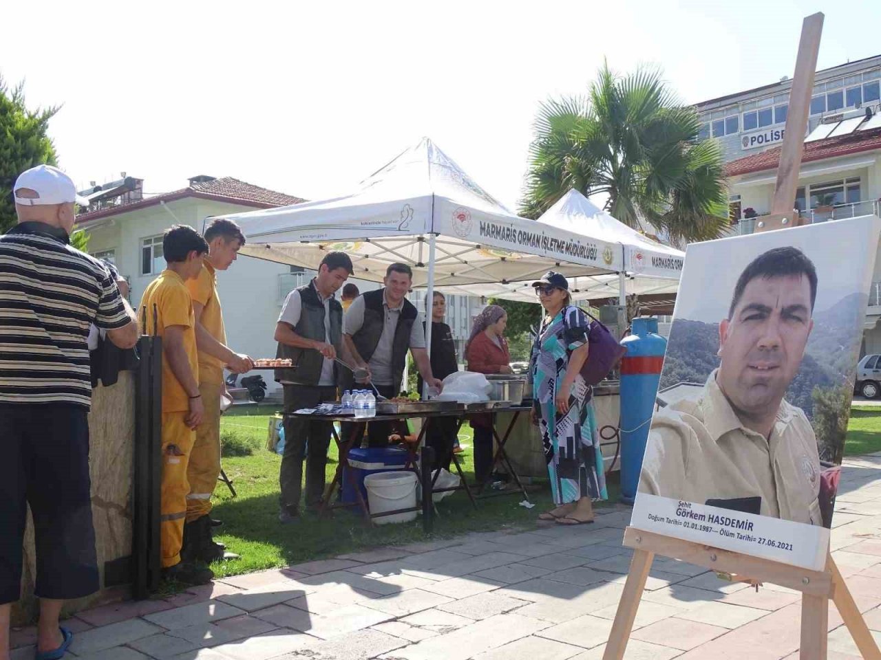 Orman yangınında 2 yıl önce kaybettikleri arkadaşlarını unutmadılar