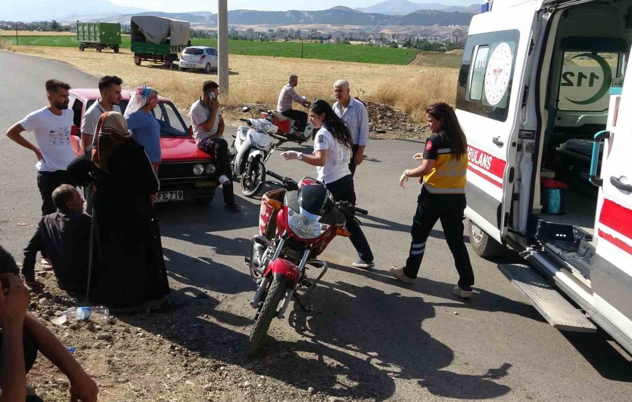 Motosiklet ile otomobil çarpıştı: 2 yaralı