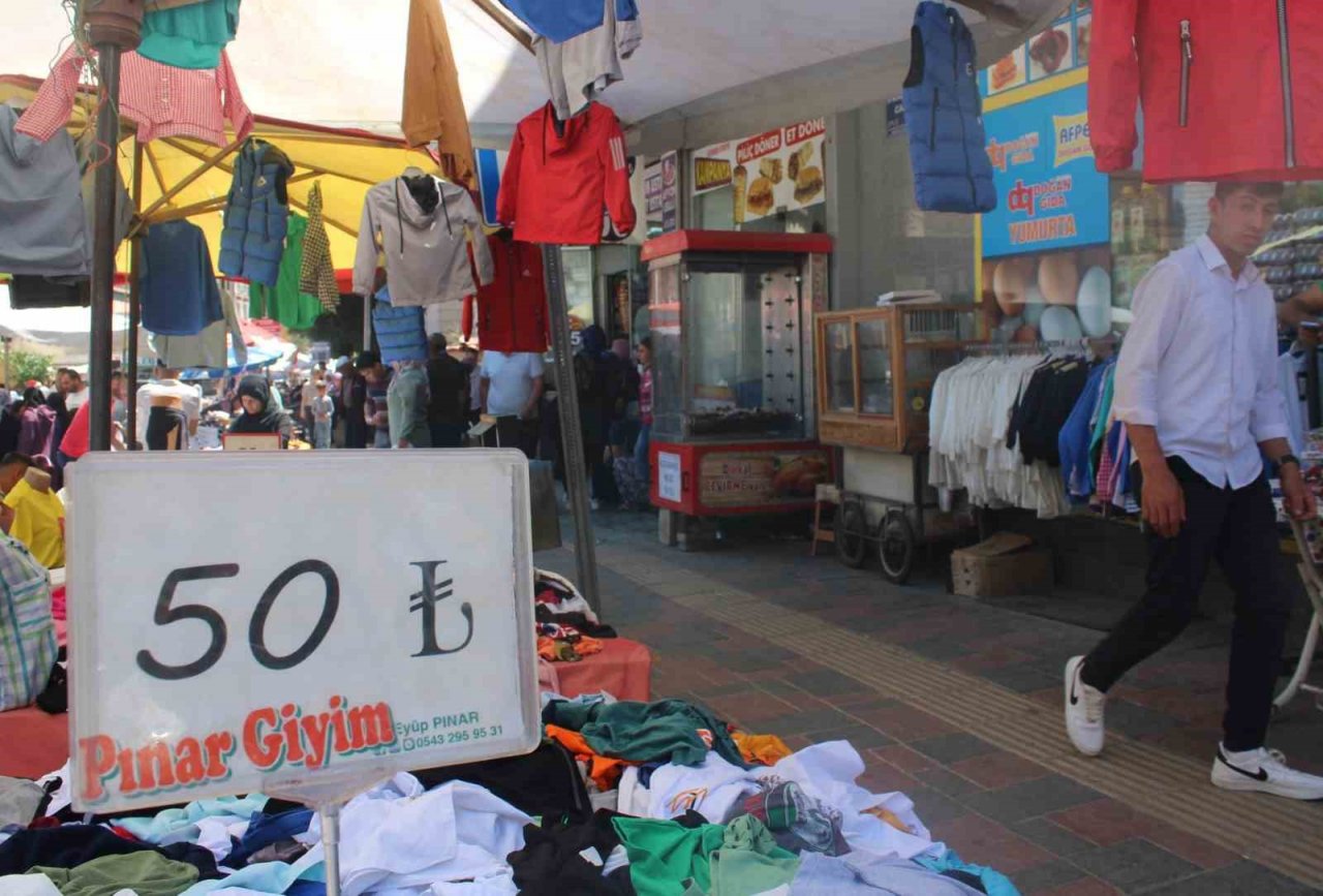 Afyonkarahisar’da semt pazarlarında Arife günü yoğunluğu