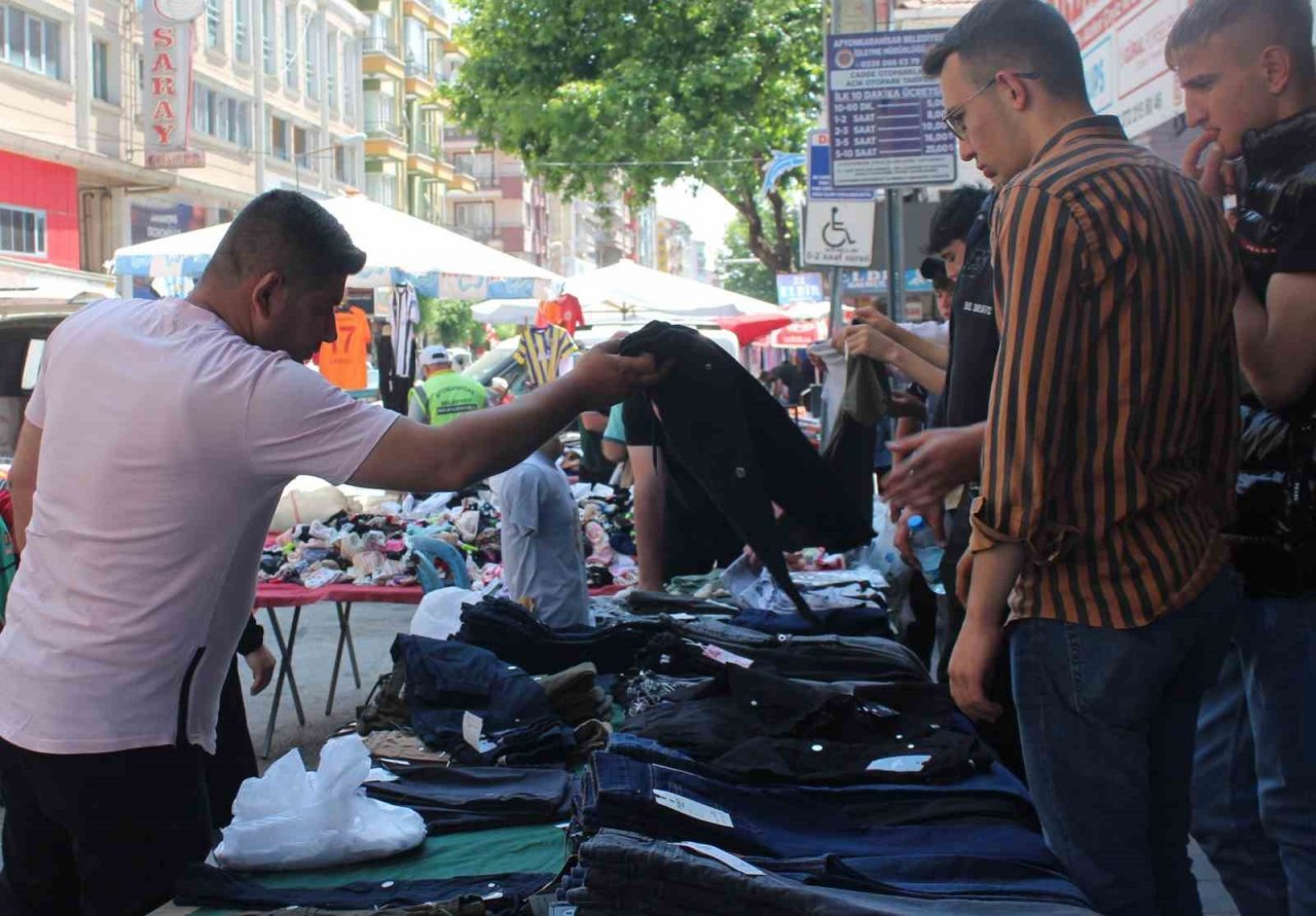 Afyonkarahisar’da semt pazarlarında Arife günü yoğunluğu