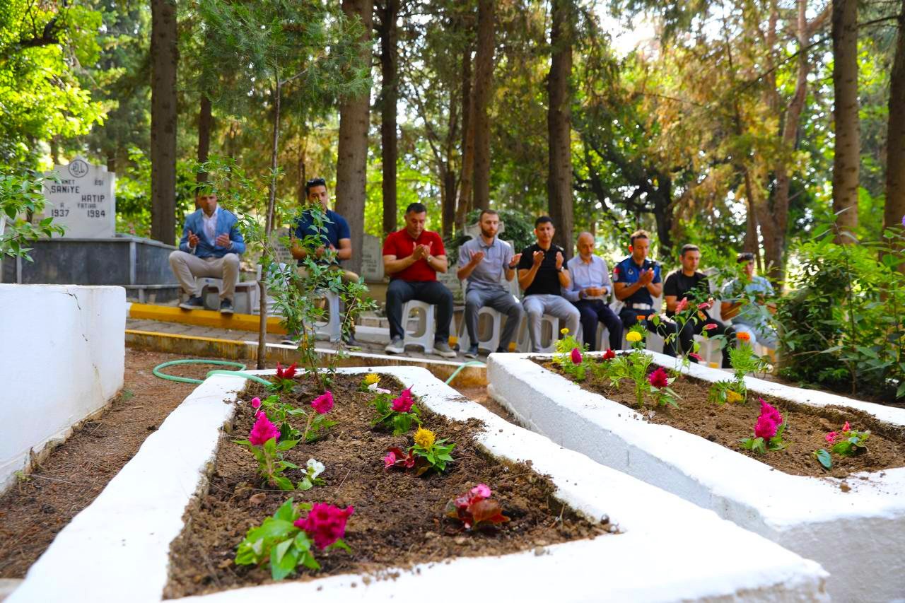 Başkan Yücel şehitleri ve kimsesizleri unutmadı