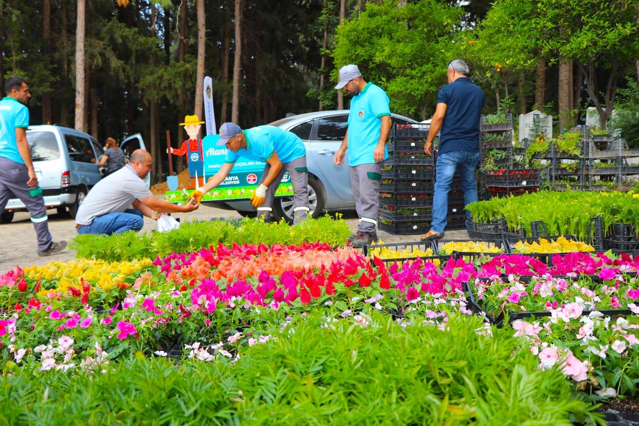 Başkan Yücel şehitleri ve kimsesizleri unutmadı