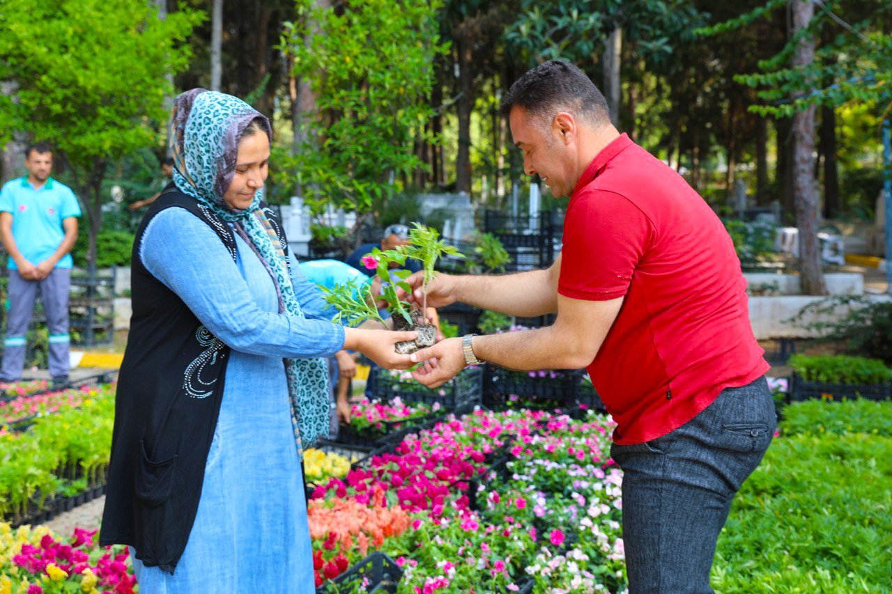 Başkan Yücel şehitleri ve kimsesizleri unutmadı