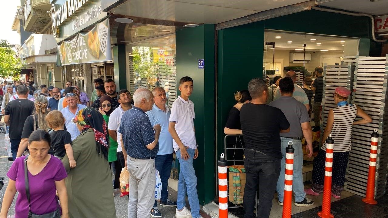 Aydın’da bayram manzarası değişmedi tatlıcılarda kuyruk oluştu