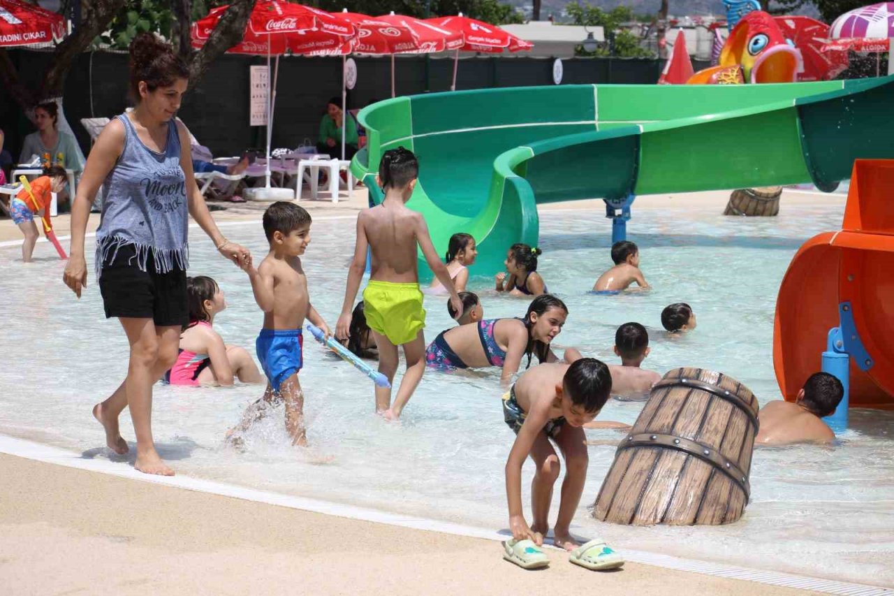 Aydınlı çocuklar Büyükşehir Belediyesi’nin aquaparkı ile serinliyor
