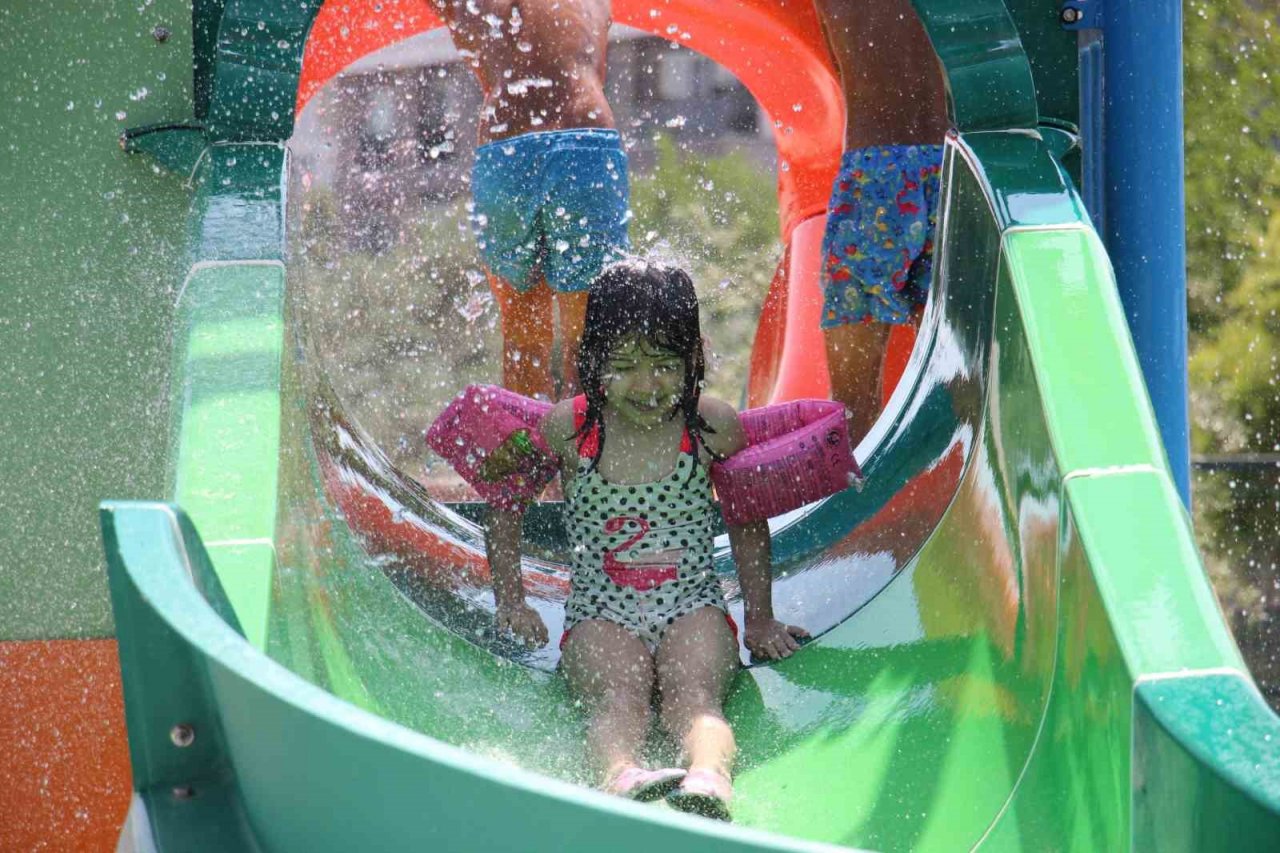 Aydınlı çocuklar Büyükşehir Belediyesi’nin aquaparkı ile serinliyor
