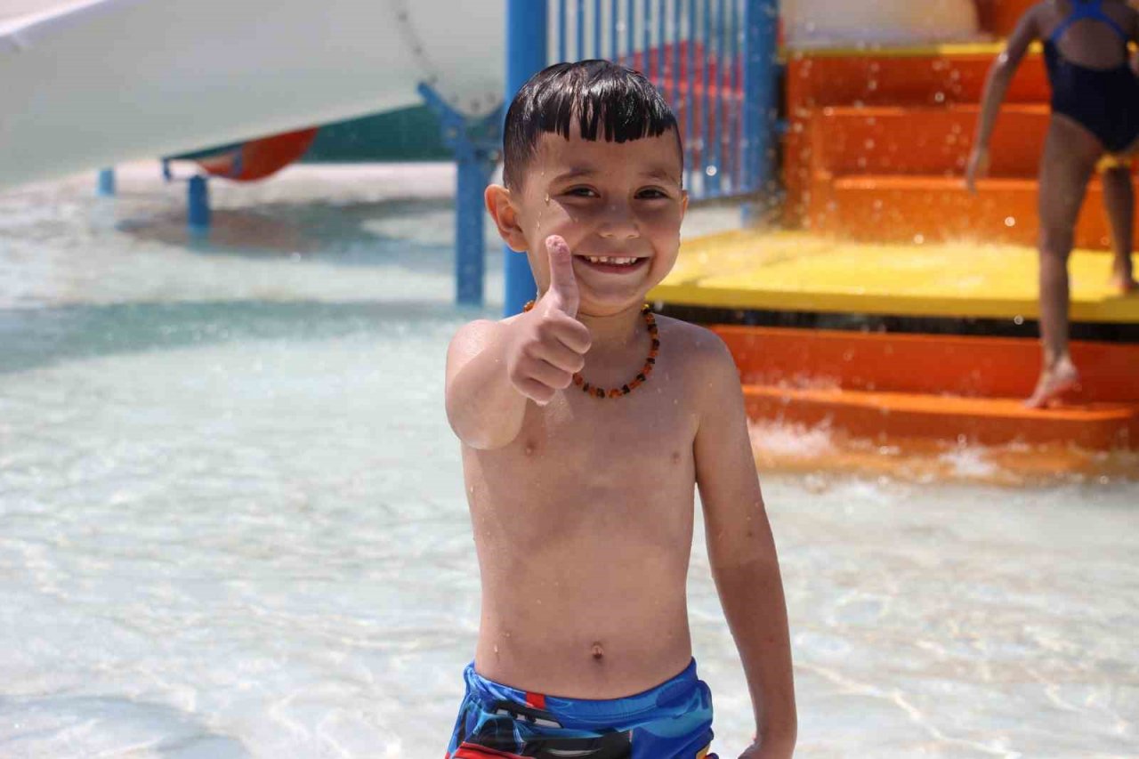 Aydınlı çocuklar Büyükşehir Belediyesi’nin aquaparkı ile serinliyor