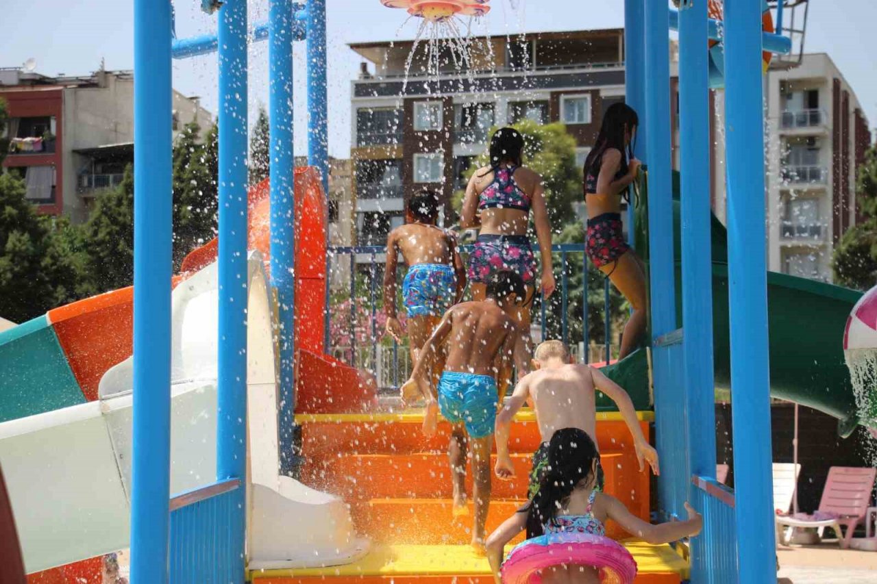 Aydınlı çocuklar Büyükşehir Belediyesi’nin aquaparkı ile serinliyor