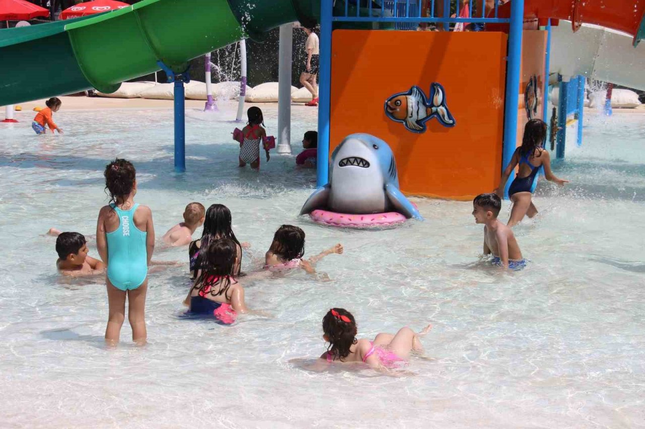 Aydınlı çocuklar Büyükşehir Belediyesi’nin aquaparkı ile serinliyor