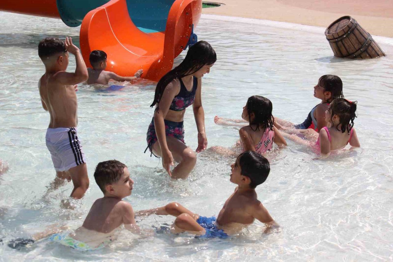 Aydınlı çocuklar Büyükşehir Belediyesi’nin aquaparkı ile serinliyor