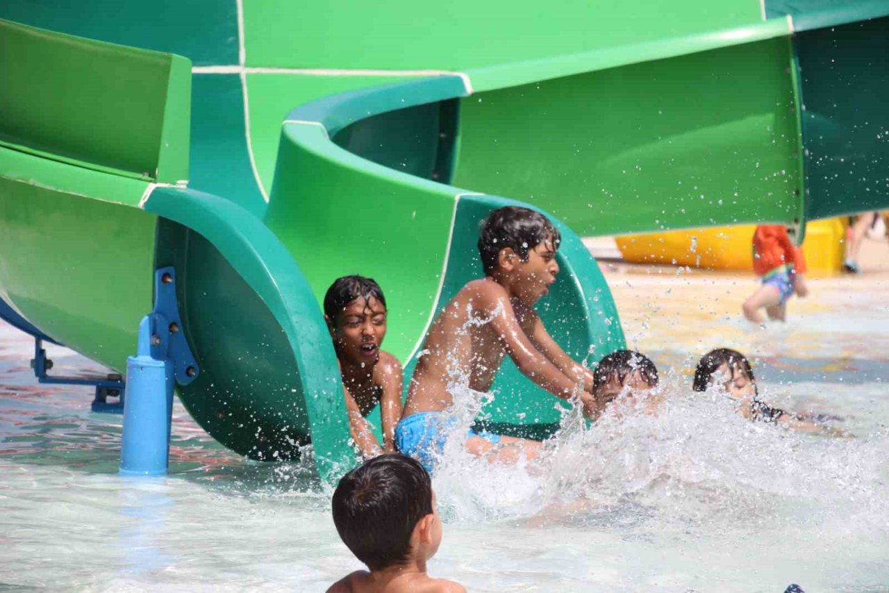 Aydınlı çocuklar Büyükşehir Belediyesi’nin aquaparkı ile serinliyor