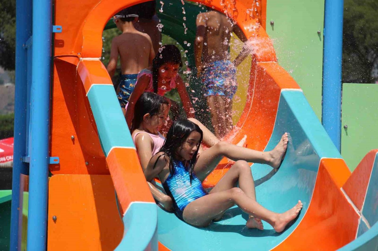 Aydınlı çocuklar Büyükşehir Belediyesi’nin aquaparkı ile serinliyor