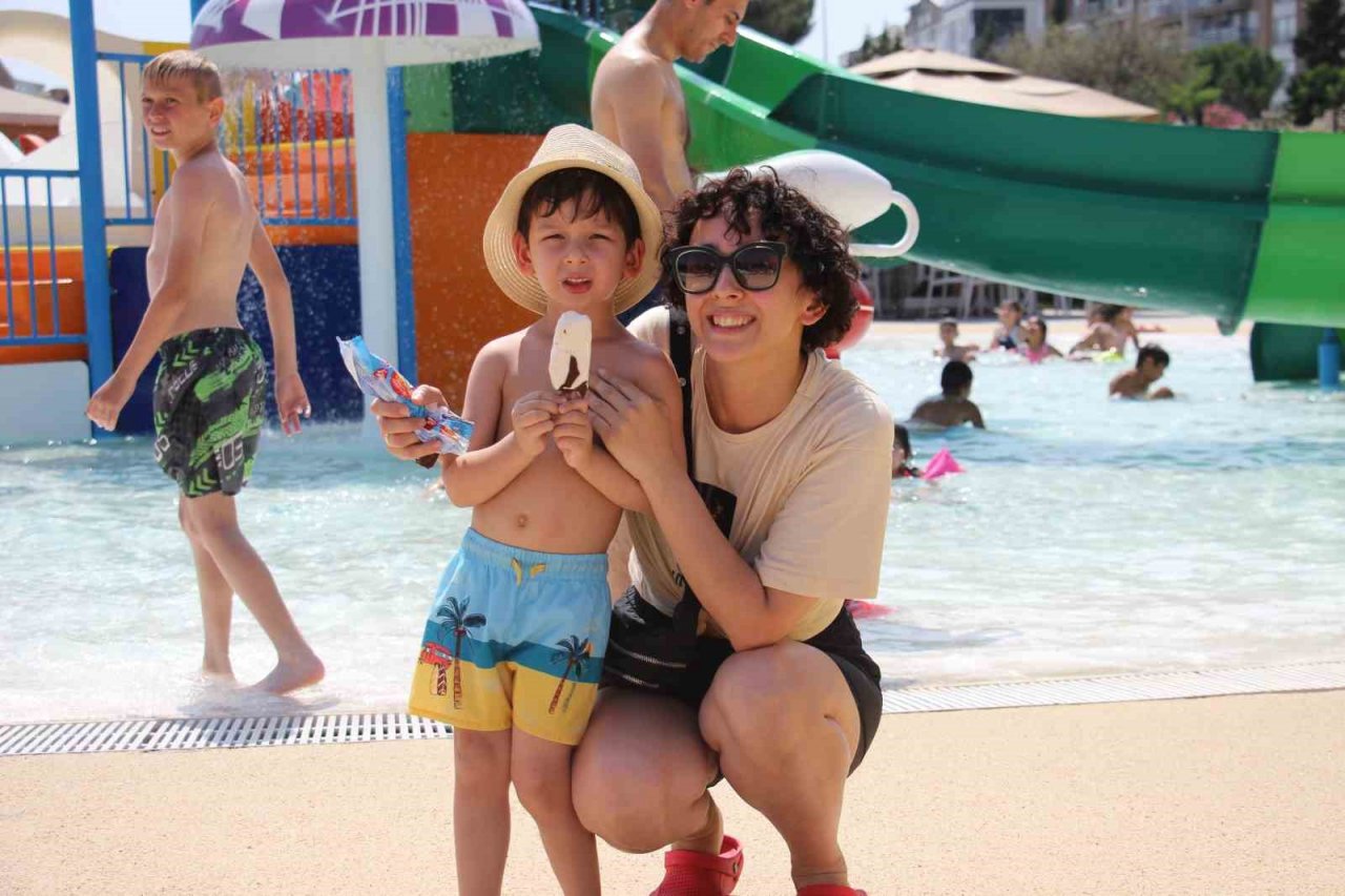 Aydınlı çocuklar Büyükşehir Belediyesi’nin aquaparkı ile serinliyor