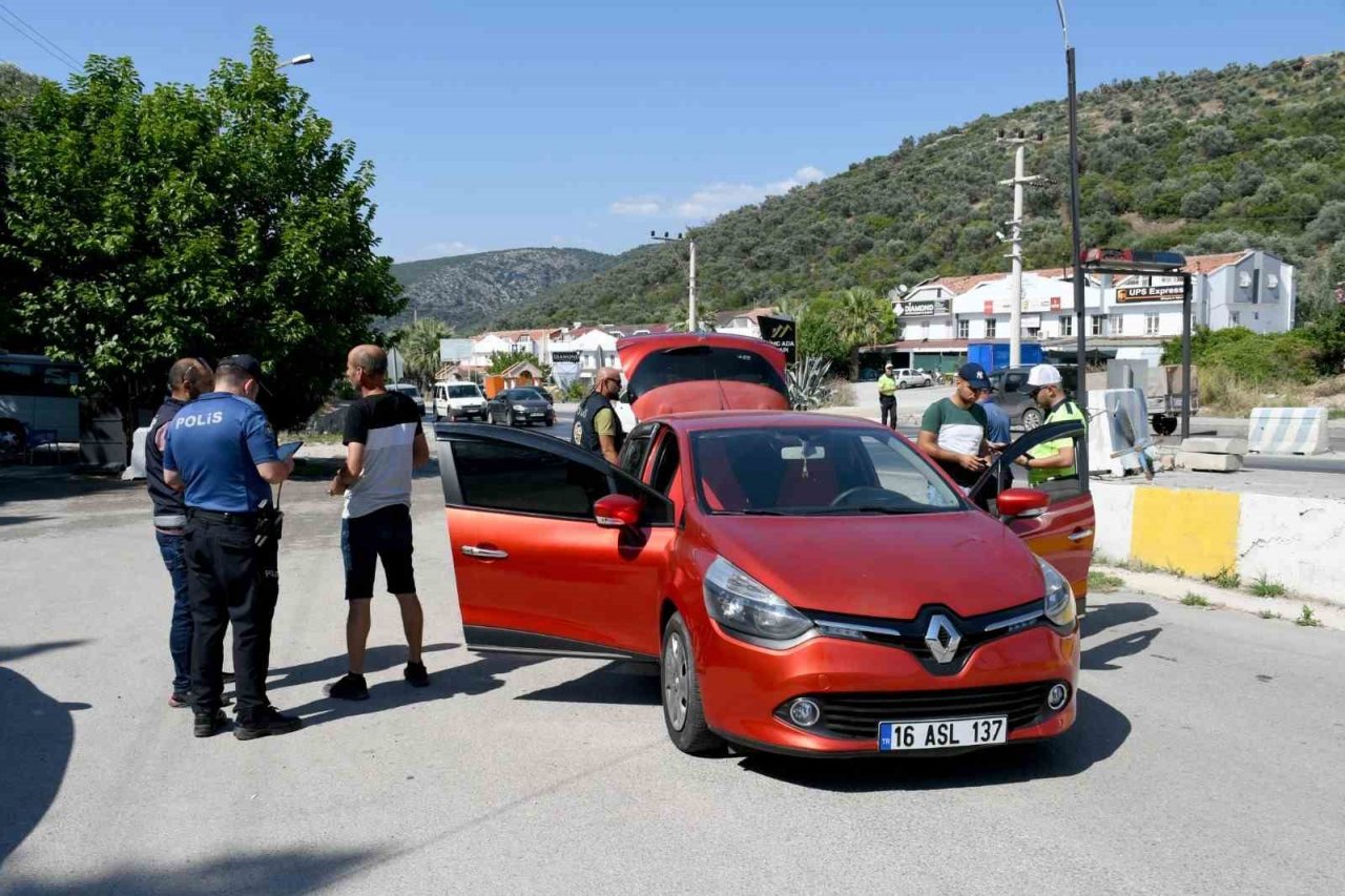 Kuşadası’na bir günde 40 binden fazla araç giriş yaptı