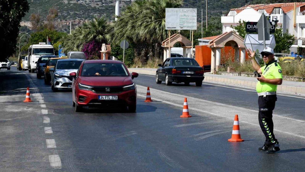Kuşadası’na bir günde 40 binden fazla araç giriş yaptı