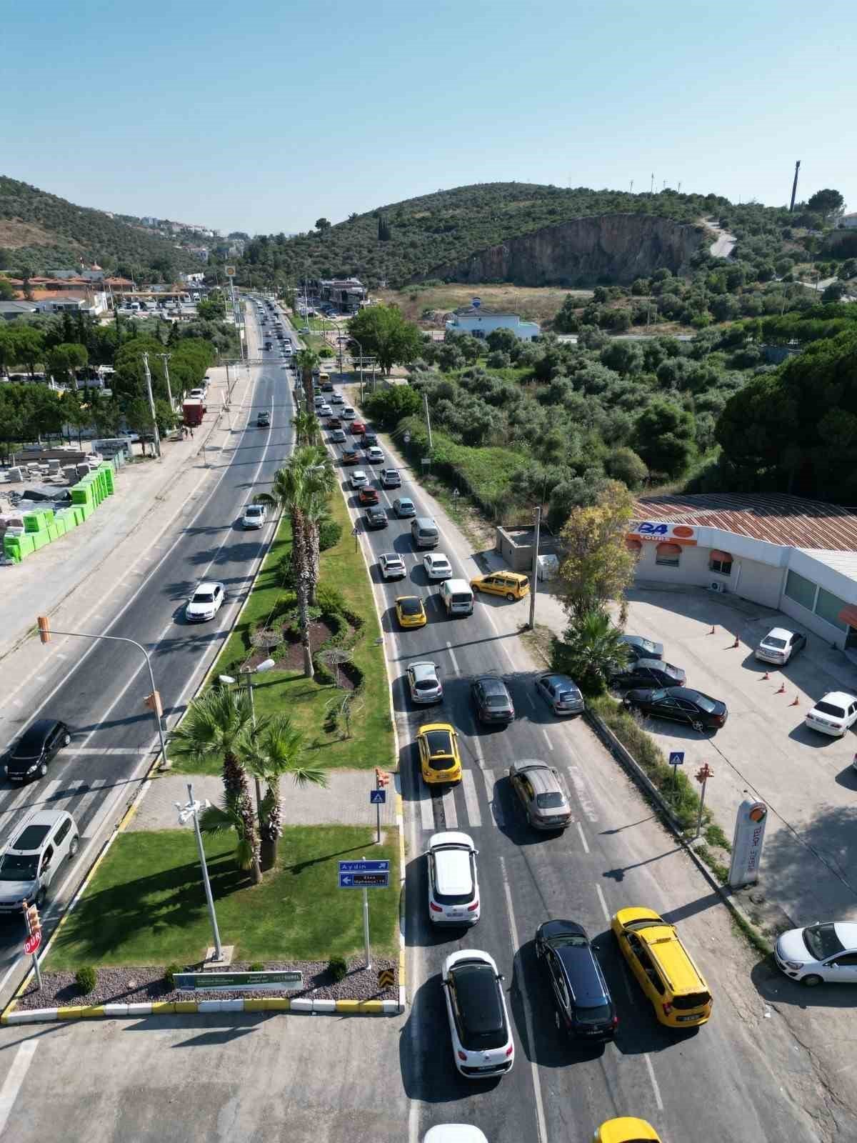 Kuşadası’na bir günde 40 binden fazla araç giriş yaptı