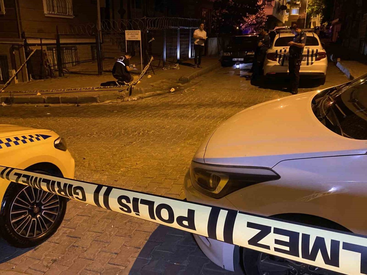 Bahçelievler’de bina girişinde silahlı saldırı: 1 ağır yaralı