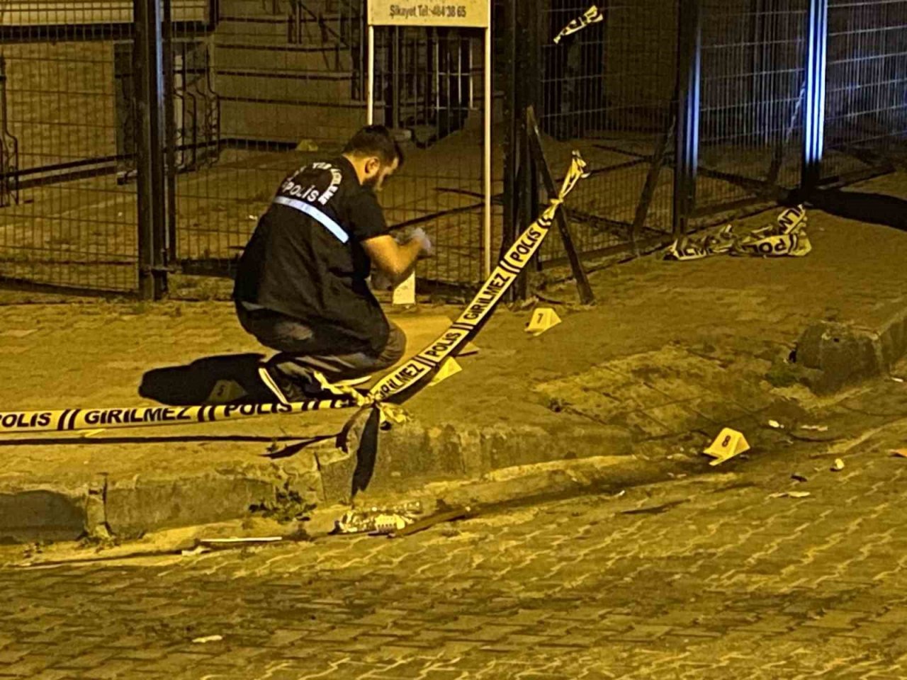 Bahçelievler’de bina girişinde silahlı saldırı: 1 ağır yaralı