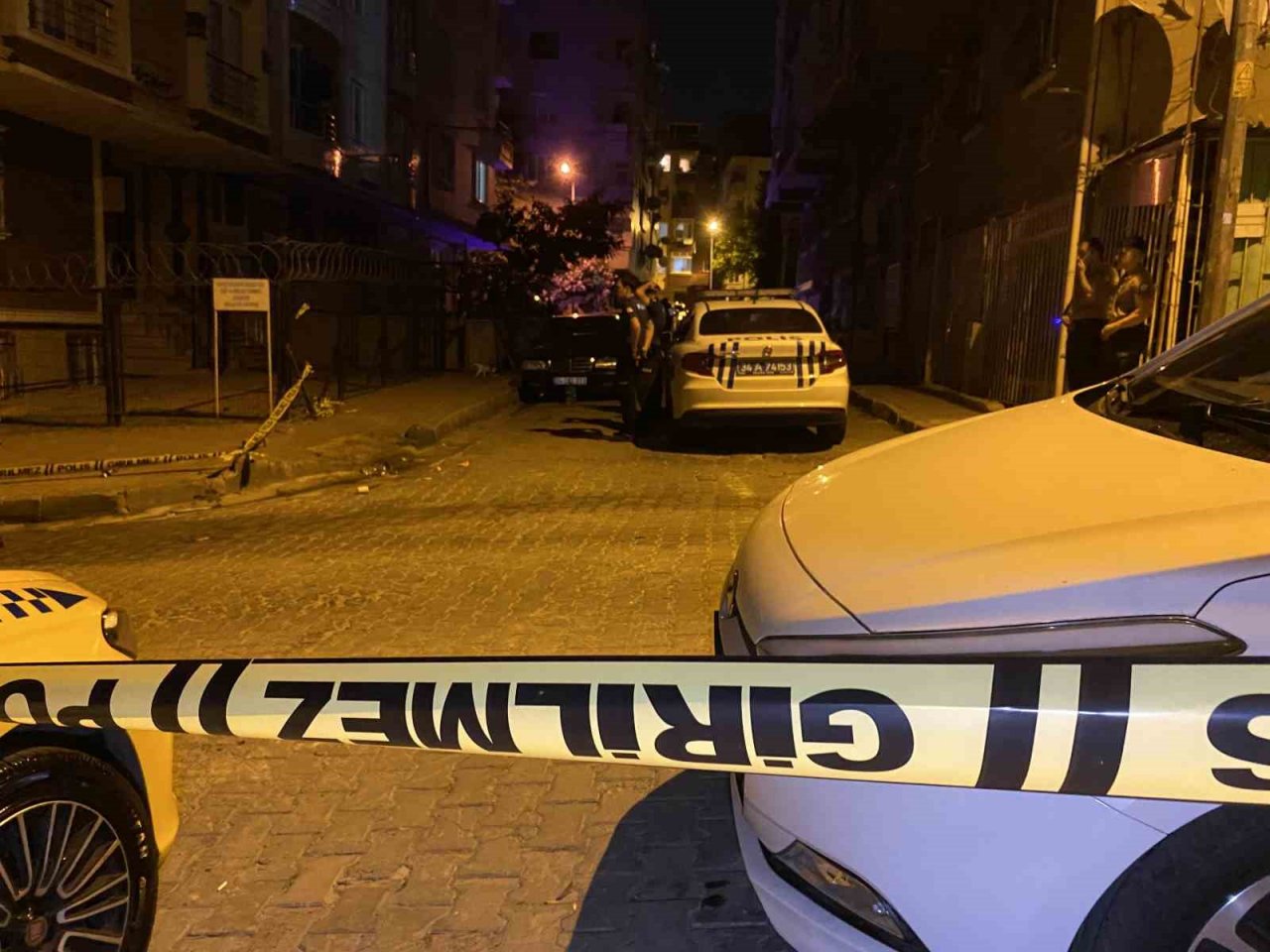 Bahçelievler’de bina girişinde silahlı saldırı: 1 ağır yaralı