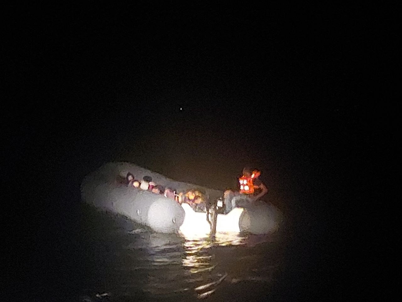 Ayvalık’ta düzenlenen iki operasyonda 35 düzensiz göçmen yakalandı, 29 düzensiz göçmen kurtarıldı