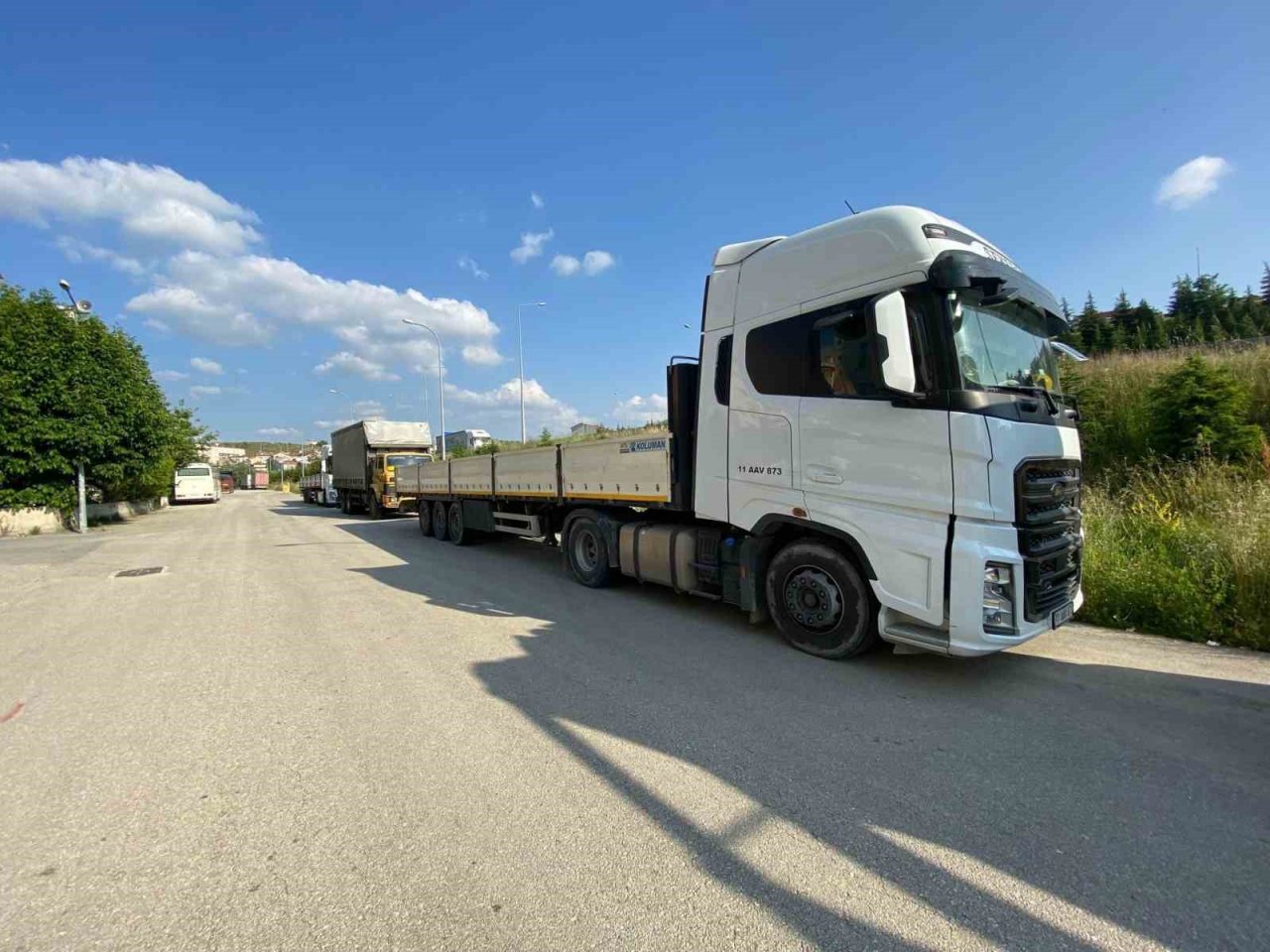 Mahalle sakinleri yol kenarlarına park edilen kamyonlardan rahatsız