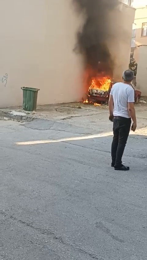 Torpille oynayan çocuklar park halindeki aracı yaktı