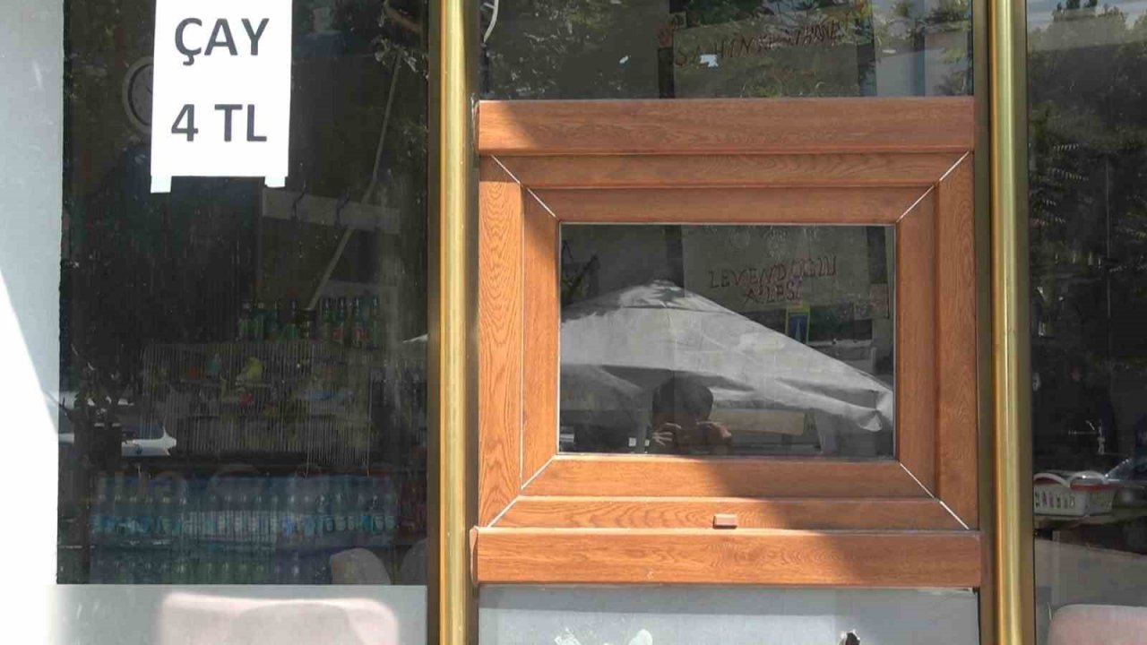 Çaycının borçlarını ödemek için biriktirdiği 100 bin lirayı poşete koyup böyle çaldı