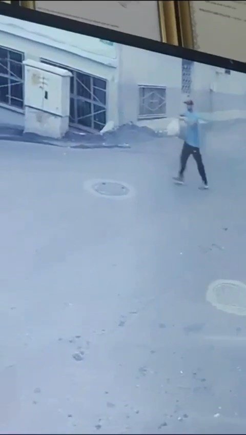 Çaycının borçlarını ödemek için biriktirdiği 100 bin lirayı poşete koyup böyle çaldı