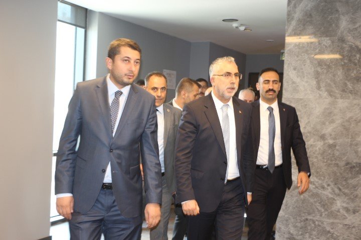 Mardin’de ziyaretlerini sürdüren Bakan Işıkhan işçilerle bir araya geldi