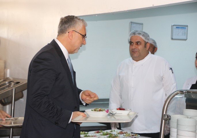 Mardin’de ziyaretlerini sürdüren Bakan Işıkhan işçilerle bir araya geldi