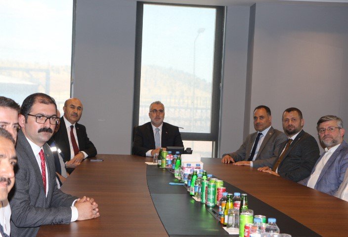 Mardin’de ziyaretlerini sürdüren Bakan Işıkhan işçilerle bir araya geldi