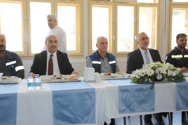 Mardin’de ziyaretlerini sürdüren Bakan Işıkhan işçilerle bir araya geldi