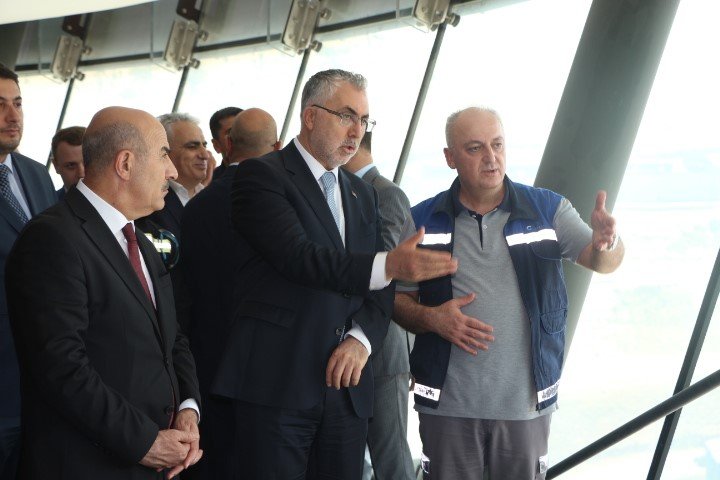 Mardin’de ziyaretlerini sürdüren Bakan Işıkhan işçilerle bir araya geldi