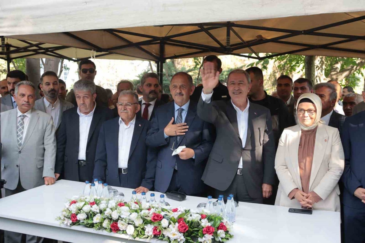 Bakan Özhaseki: "Depremde maddi zarar 100 milyar dolar"