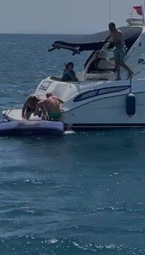 Deniz yatağında uyuyakalan vatandaş tekneler ile böyle kurtarıldı