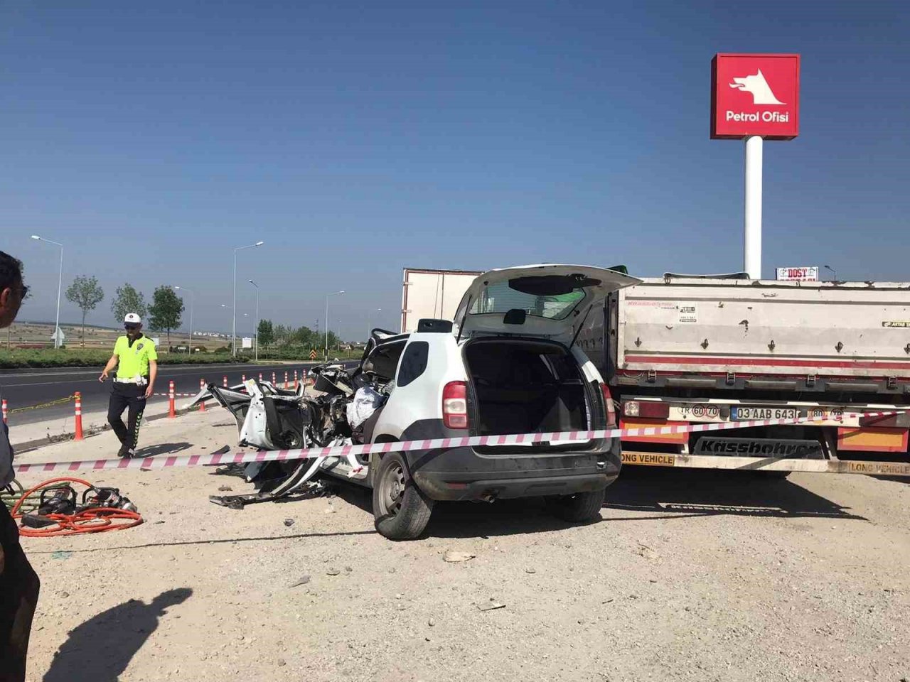 Tıra saplanan aracın sürücüsü feci şekilde can verdi